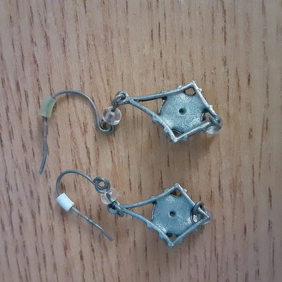 Elegant Silver Floral Earrings - Picture 3 of 5